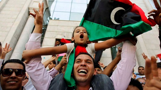 Na Tunísia, pessoas comemoram a morte de Kadafi