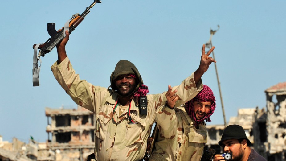 Forças do CNT líbio comemoram vitória em Sirte, Líbia