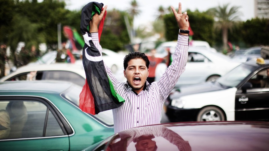 Homem líbio durante as comemorações nas ruas de Trípoli, após a notícia da captura e morte de Kadafi