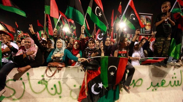 Líbios comemoram a morte de Kadafi na Praça dos Mártires, em Trípoli