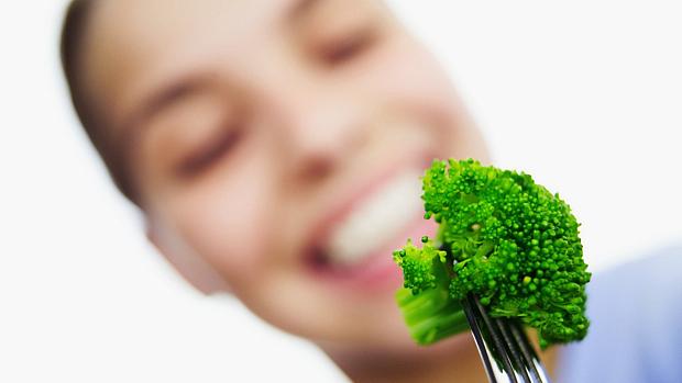 Comer brócolis combate artrite