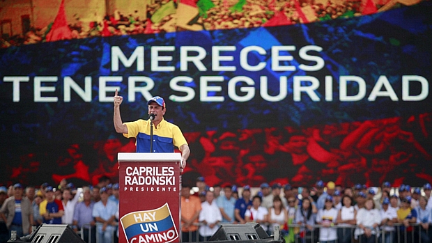 O candidato Henrique Capriles discursa para a multidão: críticas à falta de segurança pública