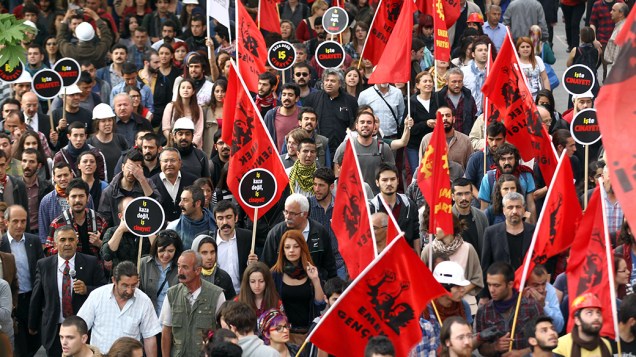 Em Encara, centenas de pessoas participaram de uma manifestação em prol às vítimas da explosão seguida por incêndio de uma Mina na província de Soma, oeste da Turquia