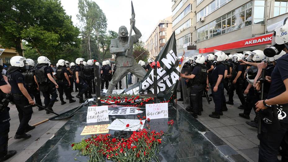 Em Encara, centenas de pessoas participaram de uma manifestação em prol às vítimas da explosão seguida por incêndio de uma Mina na província de Soma, oeste da Turquia