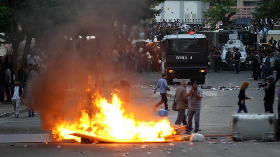 Uma manifestação em prol às vítimas do acidente da mina na Turquia acabou em violência e confrontos com a polícia