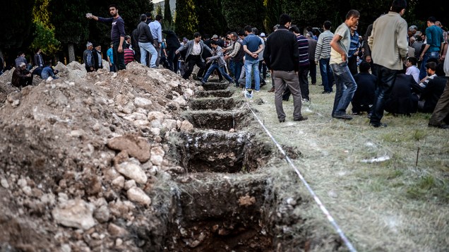 Centenas de covas são abertas no cemitério de Manisa, região oeste de Turquia. Um incêndio seguido de explosão em uma mina fez mais de duzentas vítimas fatais