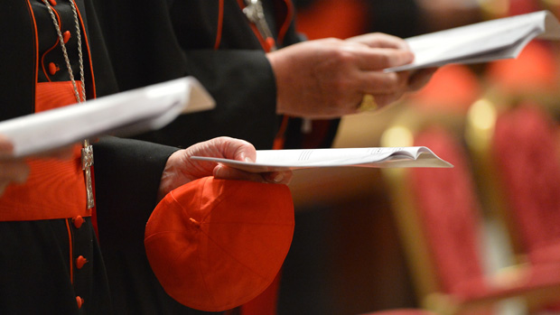 Cardeais durante oração na Basílica de São Pedro, no Vaticano