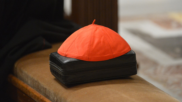 Cardel deixa solidéu sobre livro de orações durante missa na Basílica de São Pedro, no Vaticano
