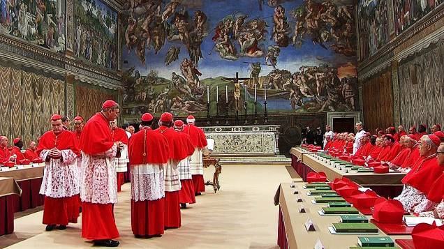 Cardeais começam conclave para escolher novo papa no Vaticano