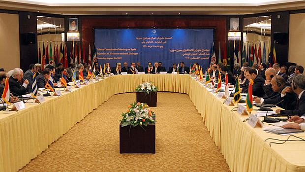 Conferência de Teerã se reuniu na capital iraniana para lançar sua versão sobre uma possível solução para a crise na Síria