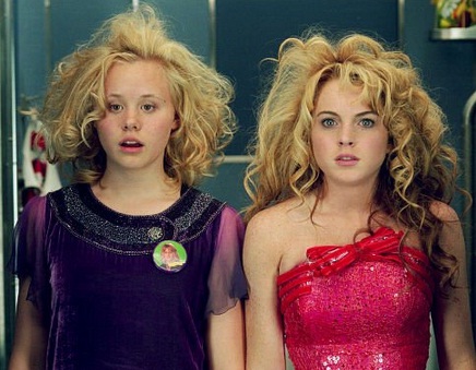 Lindsay Lohan e Alison Pill em cena de <em>Confissões de uma Adolescente em Crise</em>, de 2004