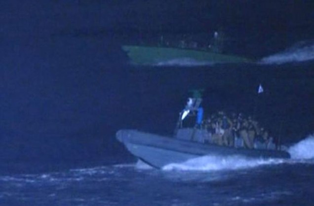 Um canal de televisão turco flagra o momento que botes do exército israelense se aproximam do navio que levaria ajuda humanitária à Faixa de Gaza.