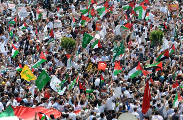 Na Turquia, multidão anti-israelense sai às ruas.