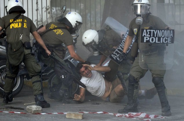 Policiais gregos prendem ativista pró-Palestina que protestava em frente à embaixada israelense no país.