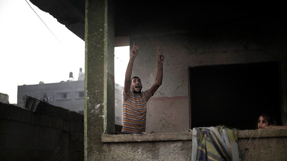 Vizinho do comandante do Hamas, Ezzedine Haddad, após ataque aéreo onde a casa do comandante foi destruída