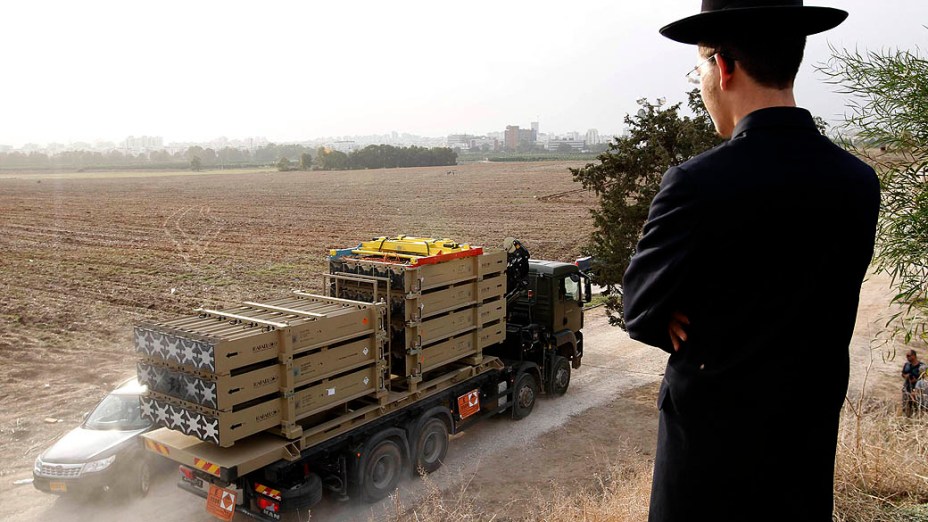 Judeu ultra-ortodoxo observa caminhão indo em direção ao Domo de Ferro