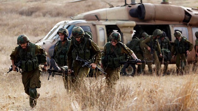 Soldados israelenses fazendo simulação de invasão por terra à Faixa de Gaza