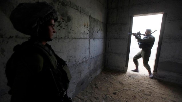 Soldados israelenses simulam invasão por terra à Faixa de Gaza