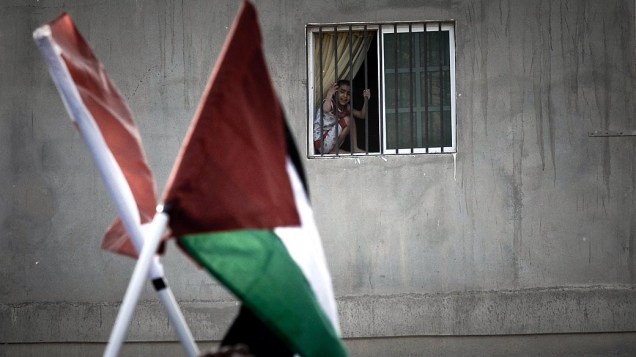 Garota observa manifestação em solidariedade à Gaza, em Manama