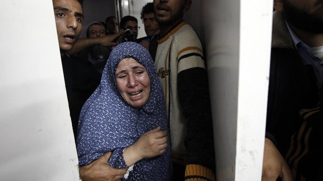 Mulher palestina chora ao receber a notícia da morte de sete pessoas de sua família
