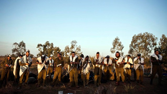 Soldados israelenses oram na fronteira da Faixa de Gaza
