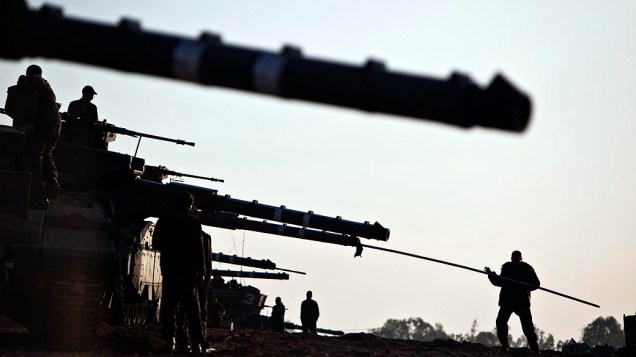 Soldados israelenses preparam os tanques próximo à fronteira da Faixa de Gaza