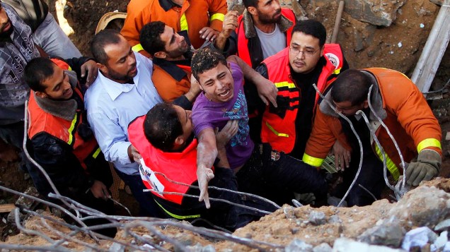 Defesa civil palestina retira homem de escombros, na Cidade de Gaza