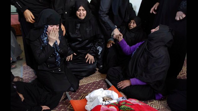 Família da palestina Samaher Gdeeh durante seu funeral, no sul da Faixa de Gaza