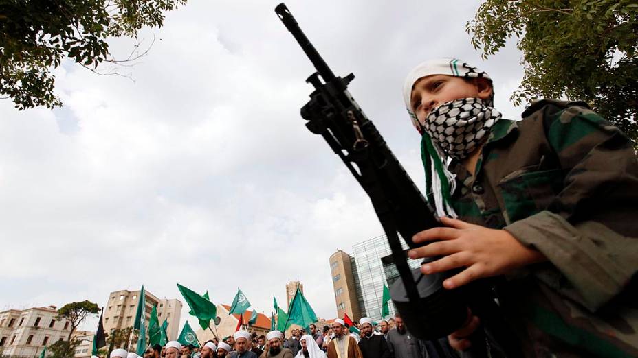 Menino com rifle de brinquedo durante protesto em solidariedade aos palestinos, em frente à sede das Nações Unidas em Beirute