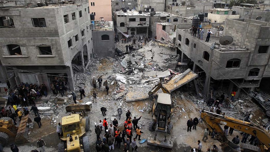 Palestinos buscam vítimas após ataque aéreo, na Cidade de Gaza