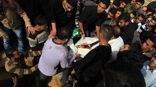 Palestinos preparam corpo do militante do Hamas Shadi al-Sheir para o funeral