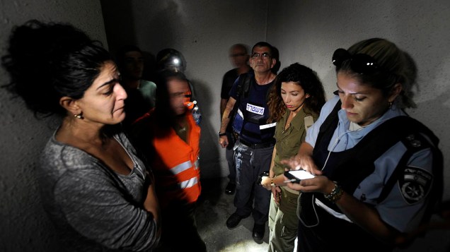 Israelenses em abrigo após toque de sirene alertando sobre ataques palestinos vindos da Faixa de Gaza