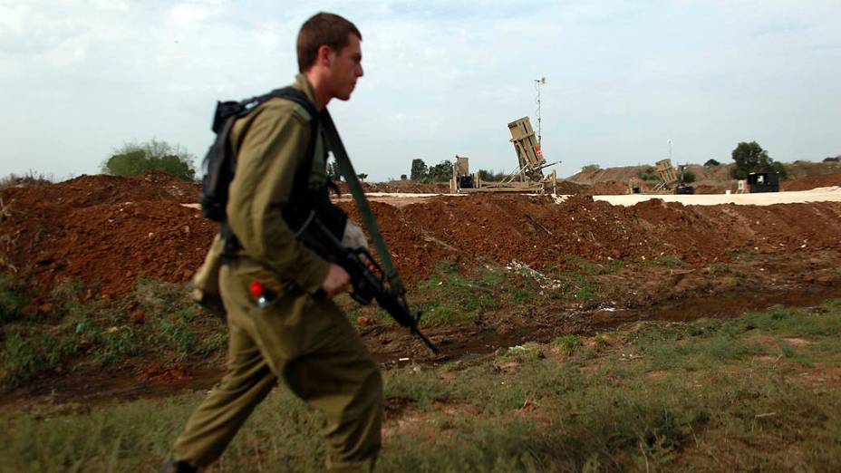 Soldado israelense próximo ao Domo de Ferro, sistema israelense antimísseis