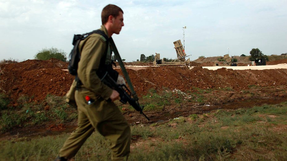 Soldado israelense próximo ao Domo de Ferro, sistema israelense antimísseis