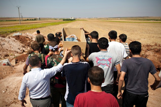 Familiares carregam o corpo do fazendeiro Omar Ismail Abdul Rahman, de 30 anos, que morreu lutando pelo Exército Sírio Livre no subúrbio de Salaheddin, em Alepo