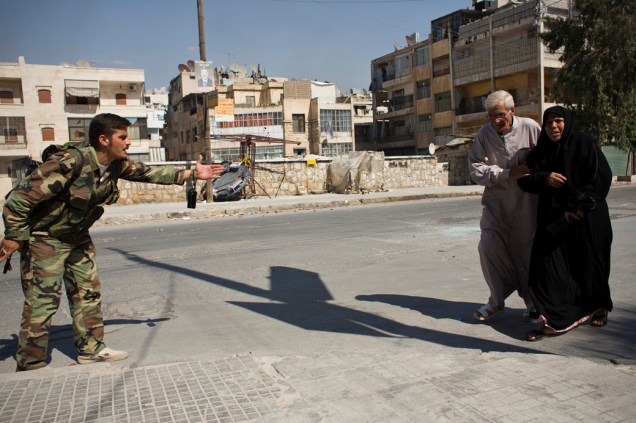 Rebelde sírio acelera casal de idosos que atravessa a rua em região vigiada por franco-atiradores do Exército de Assad