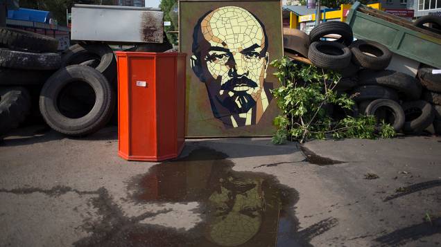 Imagem do líder bolchevique Vladimir Lenin é vista em frente à barricada no centro de Slovyansk, na Ucrânia
