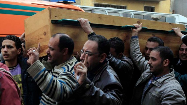 Egípcios carregam caixão, no Cairo