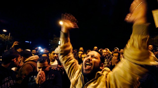 Pessoas se manifestam após a tragédia, no Cairo