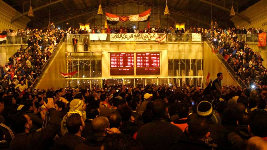 Egípcios aguardam os feridos em estação de metrô no Cairo