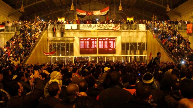 Egípcios aguardam os feridos em estação de metrô no Cairo