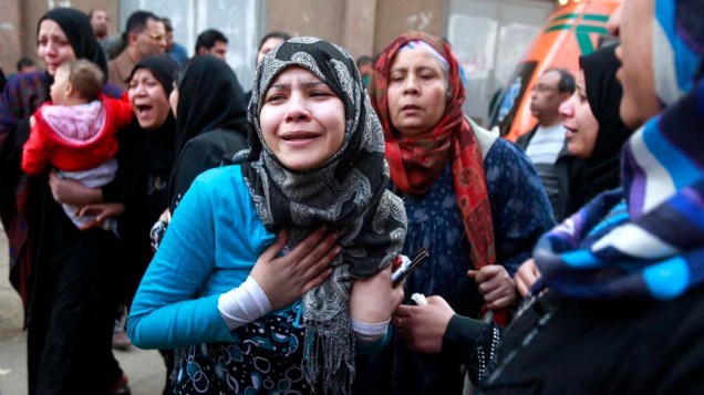Parentes das vítimas em busca de informações sobre os feridos, no Cairo