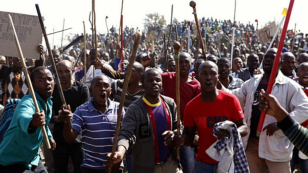 Trabalhadores da mina de Marikana, na África do Sul, exibem armas improvisadas durante protesto