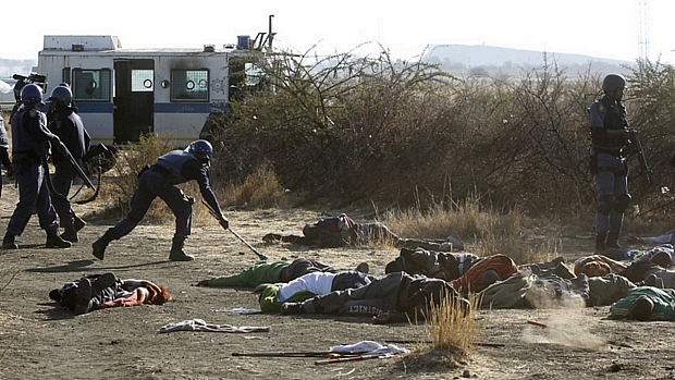 Corpos de mineiros no chão: conflito sindical na África do Sul termina em tragédia