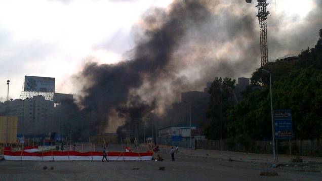 Fumaça vista da área de conflito entre seguidores de Mursi e a polícia egípcia