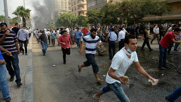 Manifestantes correm após tropas policiais iniciarem ofensiva para dispersar protesto pró-Mursi