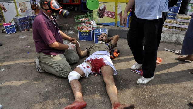Homem ferido após ofensiva policial aguarda atendimento no Cairo