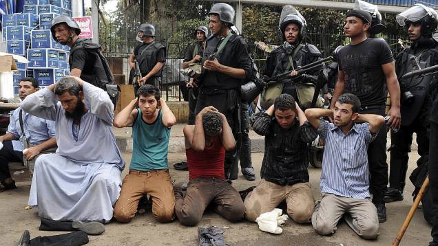Manifestantes presos durante ação da polícia em acampamento pró-Mursi