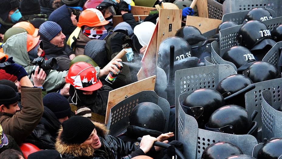 Manifestantes têm confronto com polícia em protesto na Ucrânia