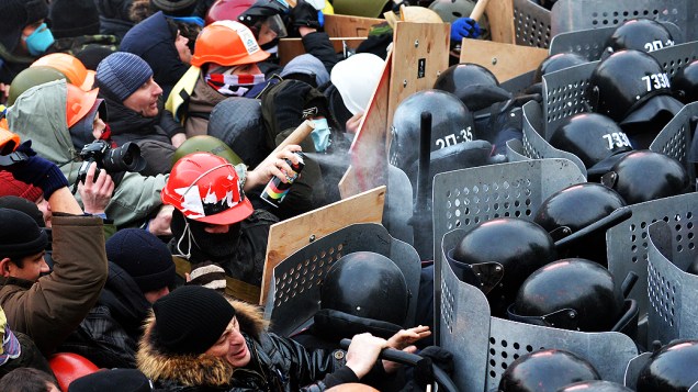 Manifestantes têm confronto com polícia em protesto na Ucrânia